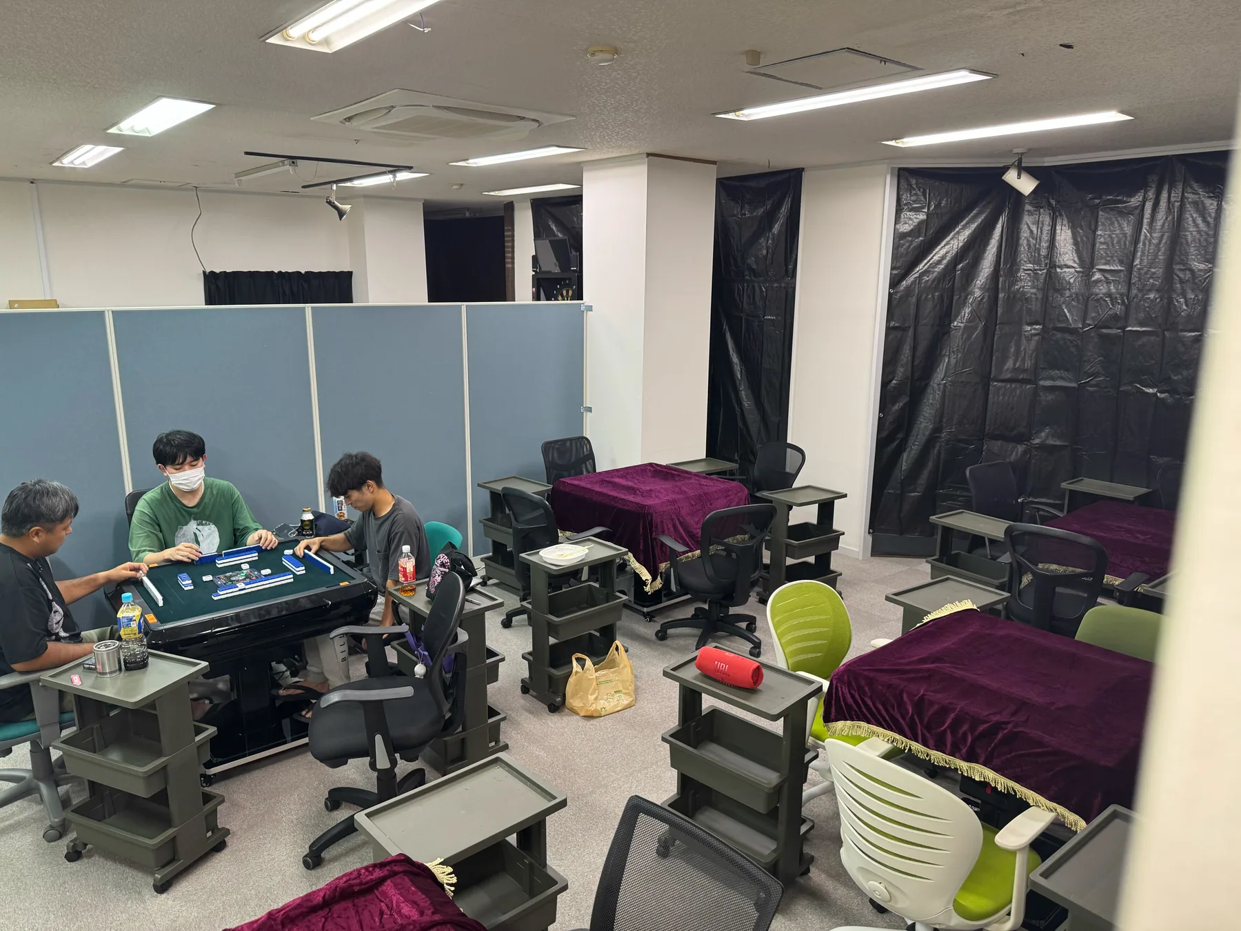 複数卓が並ぶ店内と対局中の様子