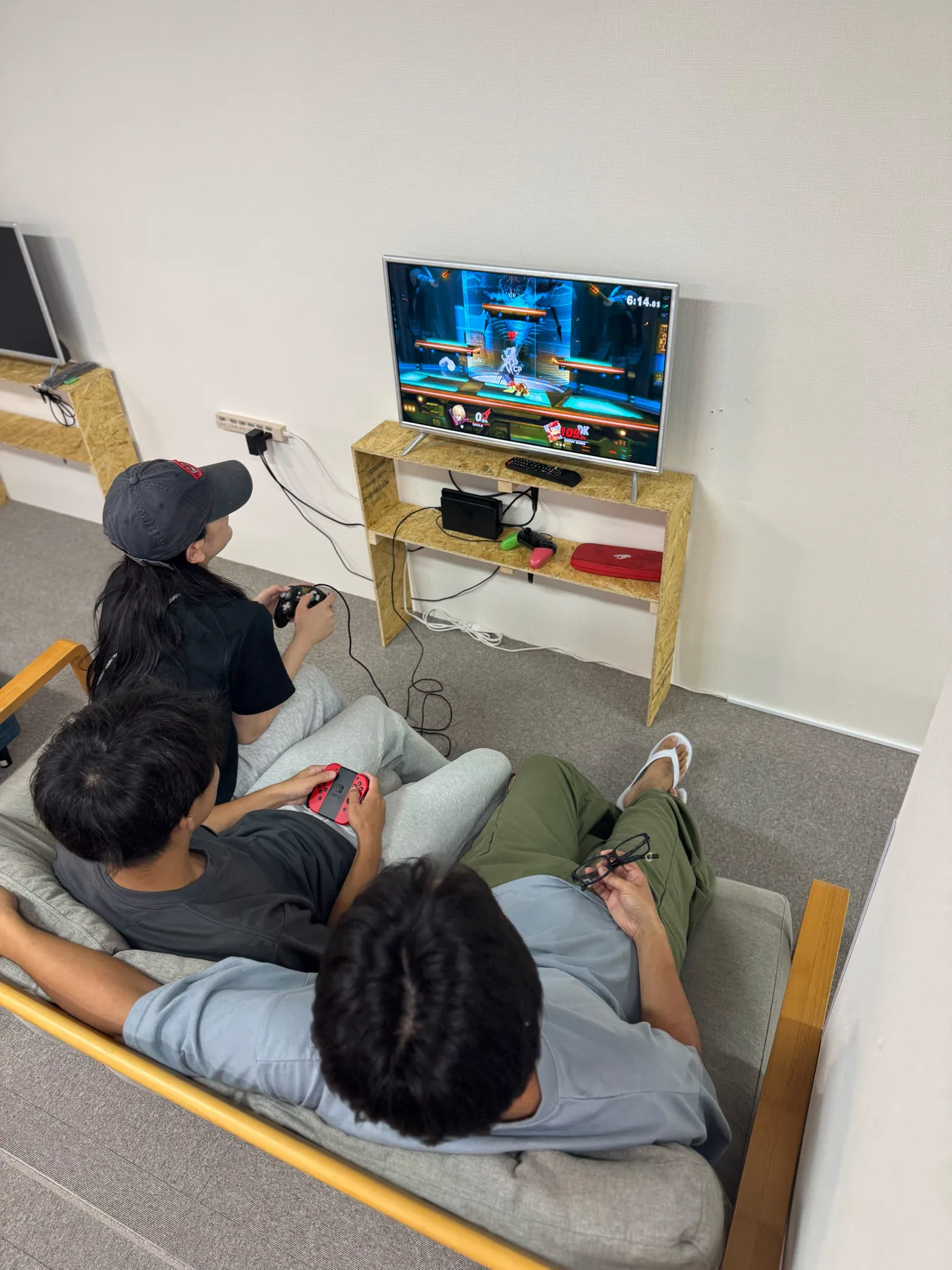 ソファでTVゲームを楽しむ様子